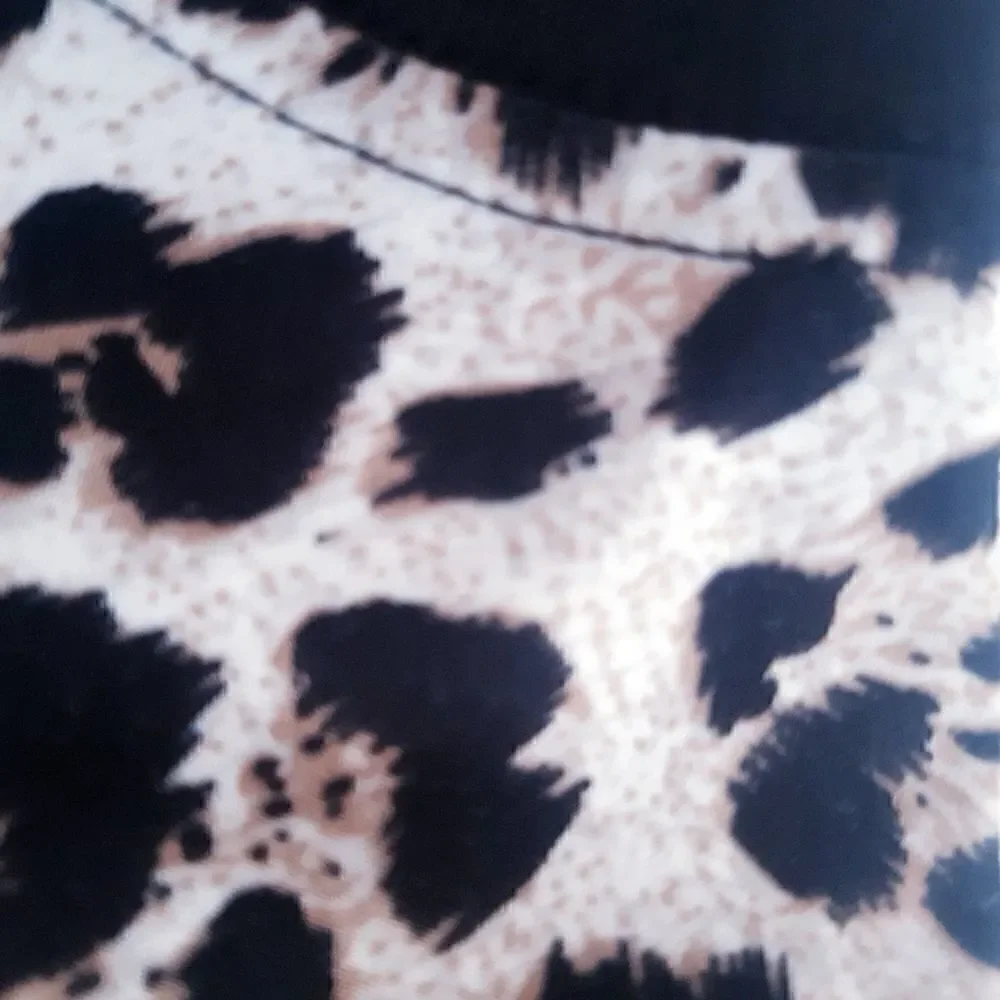 CottonβEmporiumβLeopardβAnimalΒ PrintβCropβTop - Picture 3 of 6